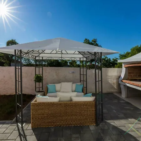 Luxurious Holiday In Galovac With Swimming Pool Holiday home *