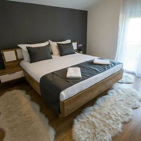 Casa vacanze Luxurious Holiday In Galovac With Swimming Pool *